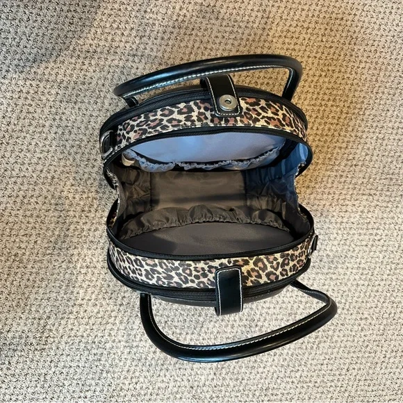 🍁 Sale! Like New! Leopard Print Round Travel Case with Multiple Compartments - Picture 4 of 11